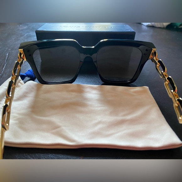 100% Authentic LV Edge Large Square Sunglasses**** Case and felt included - Picture 3 of 8